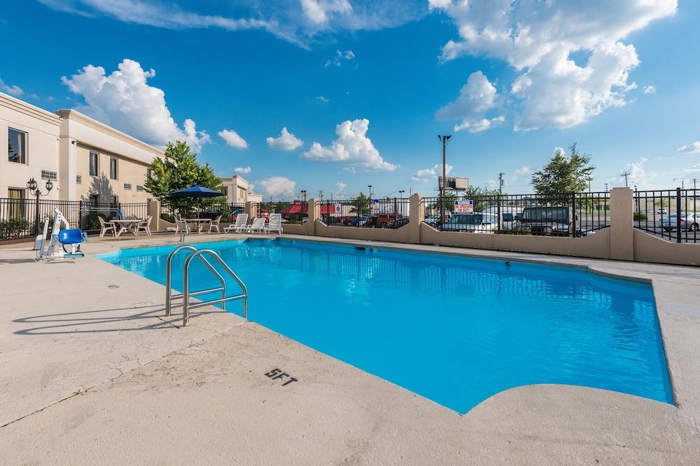 Quality Inn & Suites Cincinnati Exterior foto