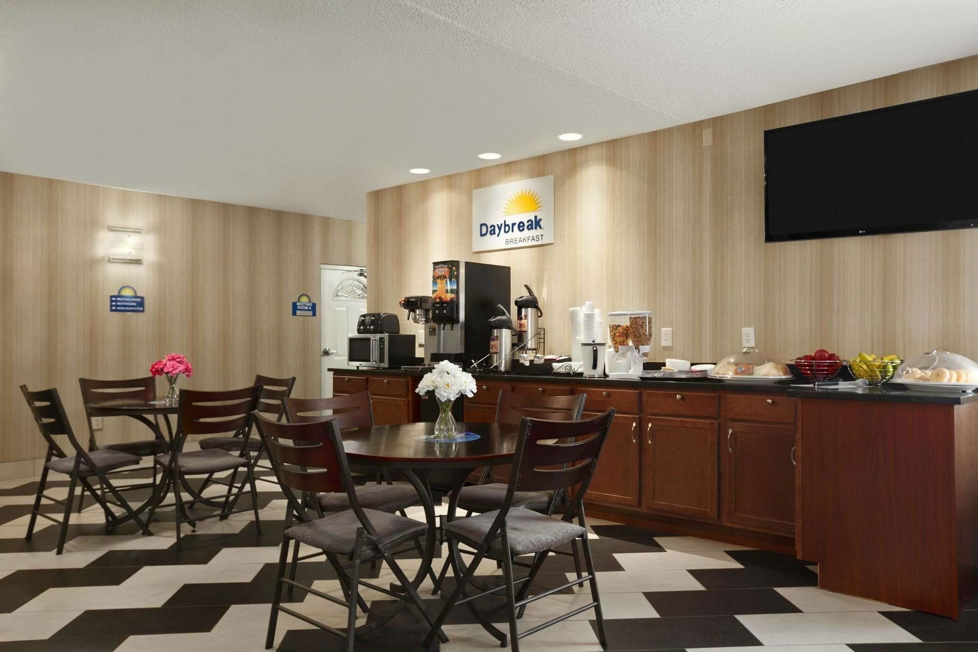 Quality Inn & Suites Cincinnati Exterior foto
