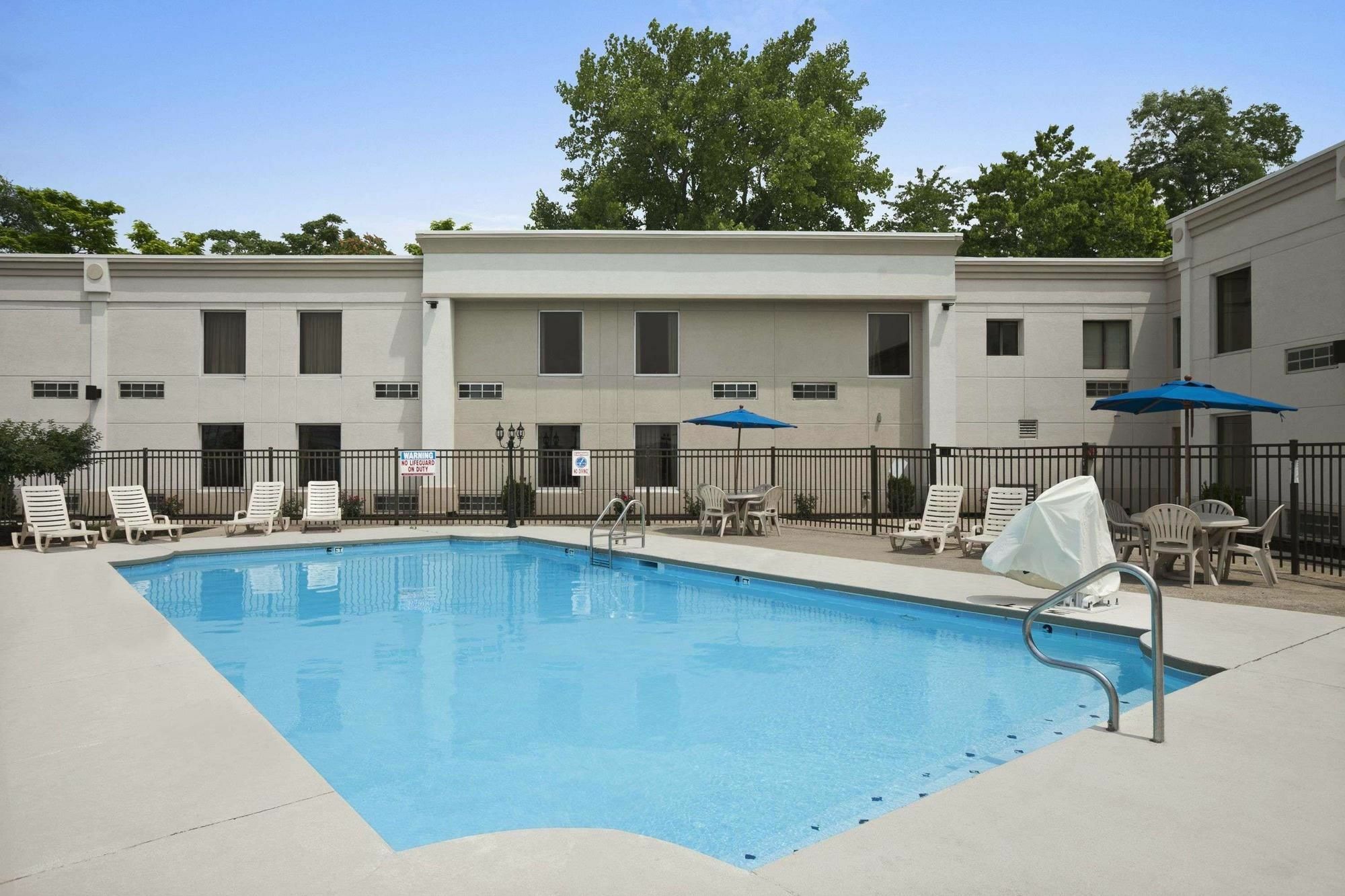 Quality Inn & Suites Cincinnati Exterior foto