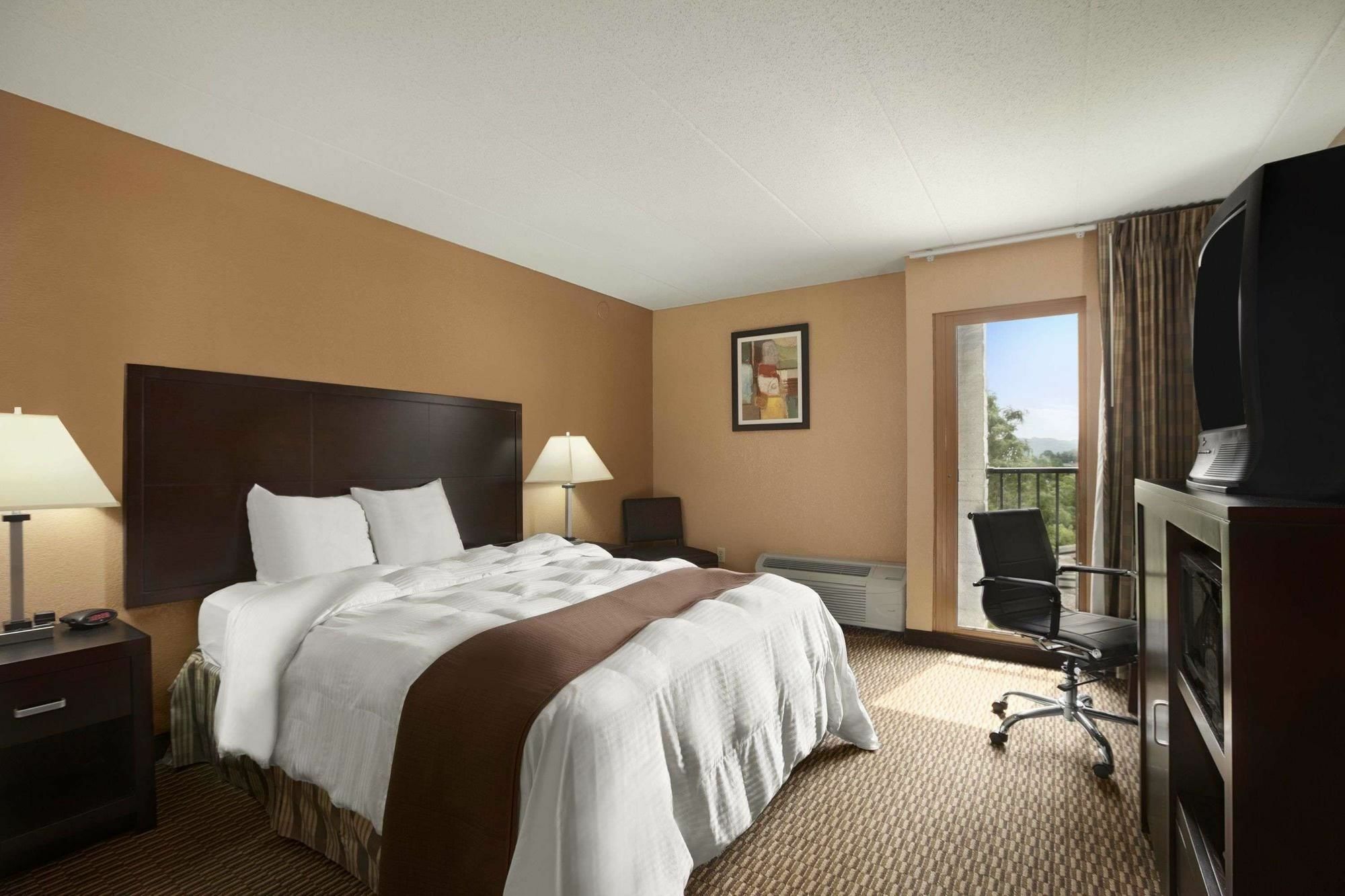 Quality Inn & Suites Cincinnati Exterior foto