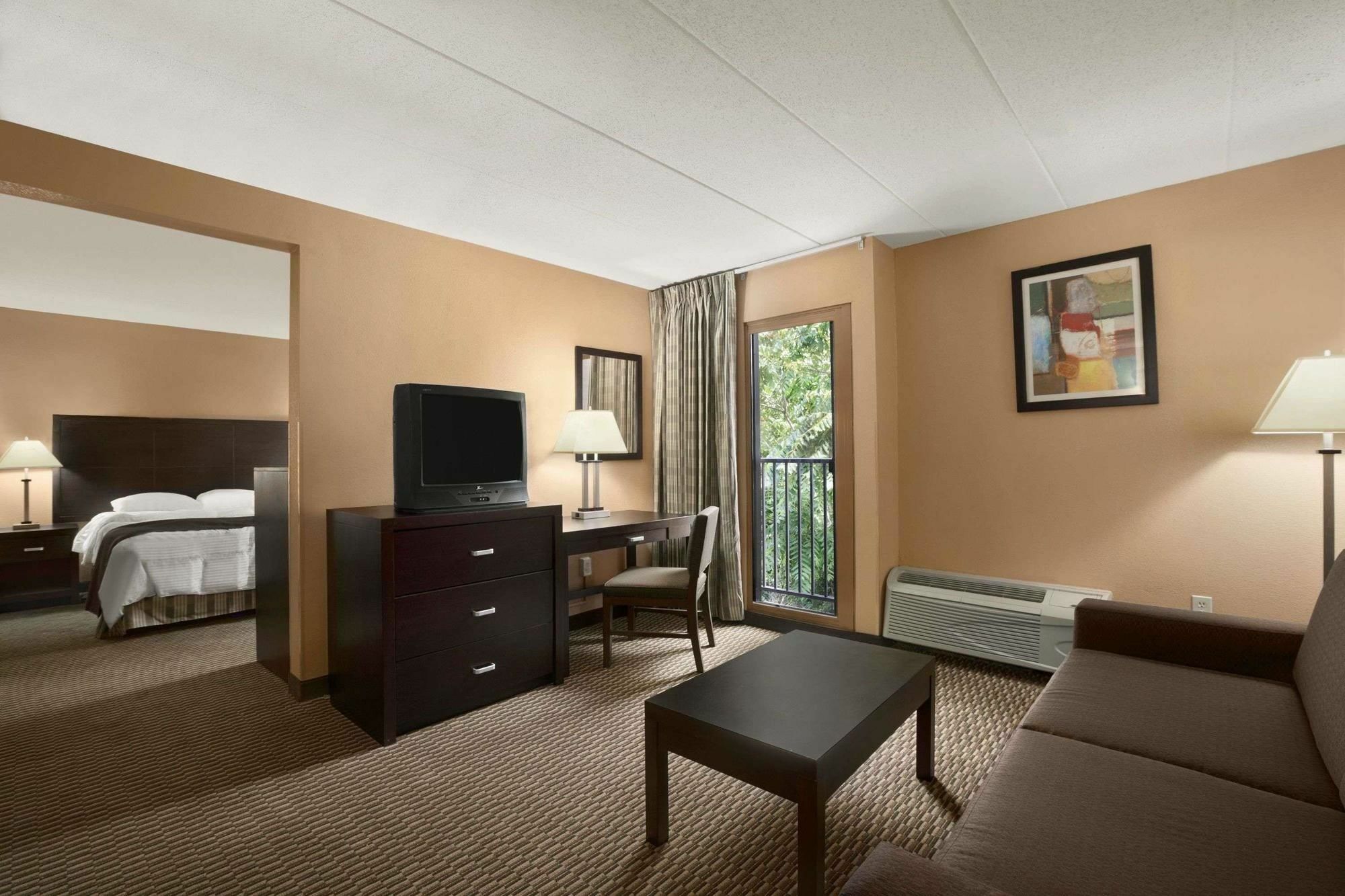 Quality Inn & Suites Cincinnati Exterior foto